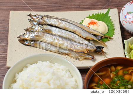 注）湯気は合成です。カラフトししゃも（カペリン、偽ししゃも）とご飯と味噌汁と白菜の漬物の和食イメージ 106039692