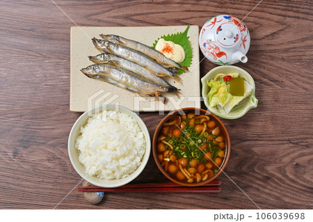 注）湯気は合成です。カラフトししゃも（カペリン、偽ししゃも）とご飯と味噌汁と白菜の漬物の和食イメージ 106039698