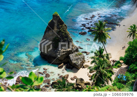 Sandy beach with rocky mountains and blue water on Diamond beach, Bali Indonesia 106039976