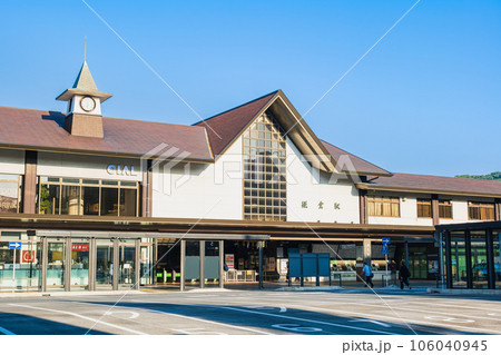朝日に照らされる鎌倉駅 106040945