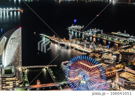 【神奈川県】ランドマークタワーから見た横浜みなとみらいの夜景 106041051
