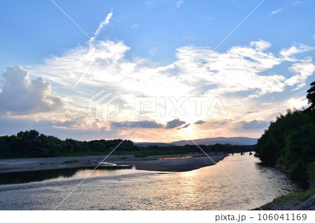 京都府八幡市・木津川の上津屋橋(流れ橋)と夕日 京都府八幡市・木津川の上津屋橋(流れ橋)と夕日 106041169
