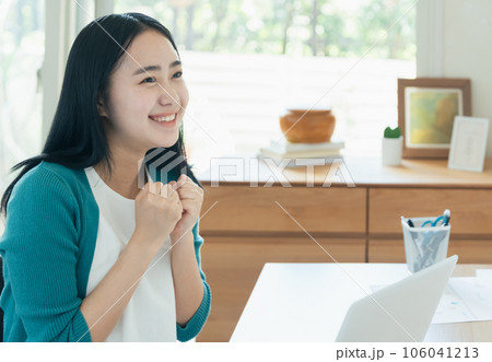 パソコンの前で喜ぶ若い女性 パソコンの前で喜ぶ若い女性 106041213