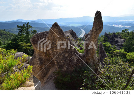 大津・金勝アルプスのハイキングコース北峰縦走線の奇岩 106041532