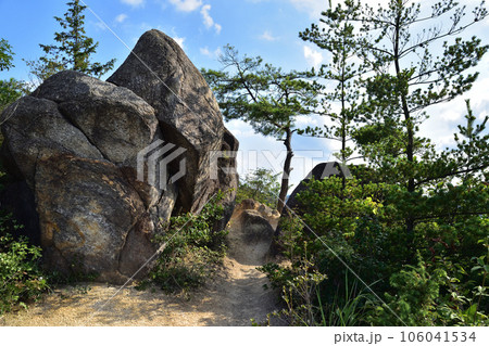 大津・金勝アルプスのハイキングコース北峰縦走線の奇岩 106041534