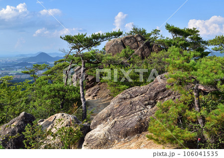 大津・金勝アルプスのハイキングコース北峰縦走線の奇岩 106041535