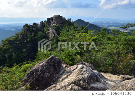 大津・金勝アルプス北峰縦走線天狗岩の眺望と琵琶湖 106041536
