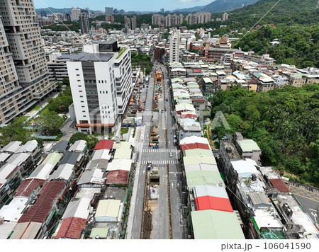 Taipei Metro system are under construction. 106041590