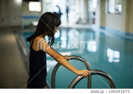 室内プールで水泳を練習する子供の女の子の様子 106041675