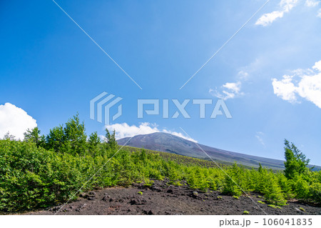 【山梨県】5号目から見た富士山山頂（7月） 106041835