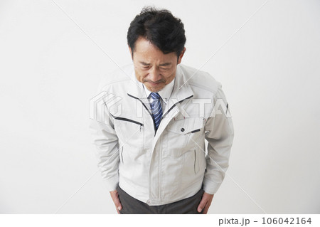 謝罪するミドルエイジの作業員　白背景 106042164