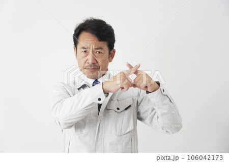 指でばつ印をするミドルエイジの作業員 白背景 指でばつ印をするミドルエイジの作業員 白背景 106042173