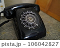 昔ながらの黒電話 106042827