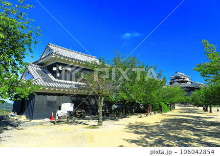 【愛媛県】快晴の松山城(馬具櫓と天守閣) 【愛媛県】快晴の松山城(馬具櫓と天守閣) 106042854