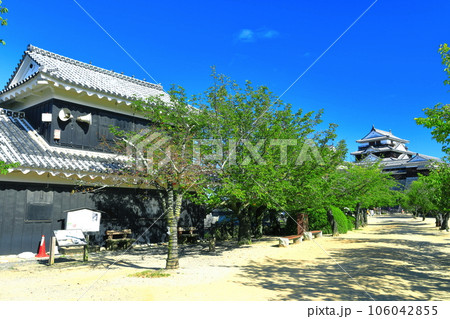 【愛媛県】快晴の松山城(馬具櫓と天守閣) 【愛媛県】快晴の松山城(馬具櫓と天守閣) 106042855