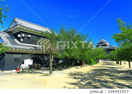 【愛媛県】快晴の松山城(馬具櫓と天守閣) 【愛媛県】快晴の松山城(馬具櫓と天守閣) 106042857
