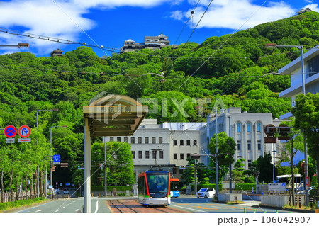 【愛媛県】晴天の松山城と愛媛県庁と伊予鉄電車 106042907