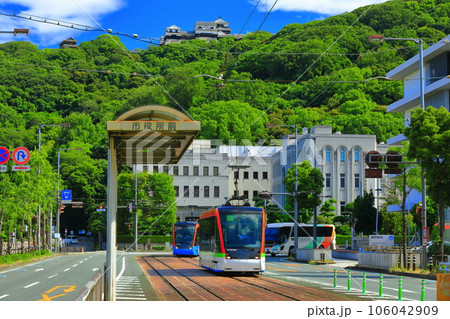 【愛媛県】晴天の松山城と愛媛県庁と伊予鉄電車 106042909