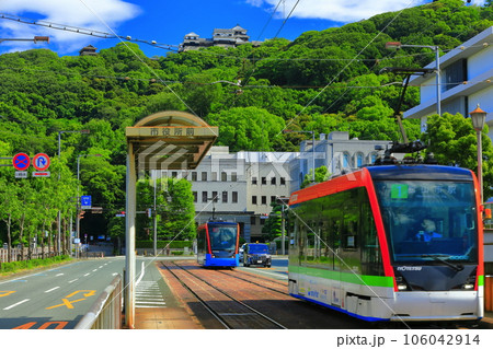 【愛媛県】晴天の松山城と愛媛県庁と伊予鉄電車 106042914