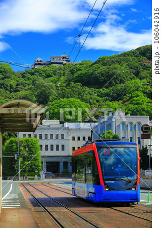 【愛媛県】晴天の松山城と愛媛県庁と伊予鉄電車 106042916