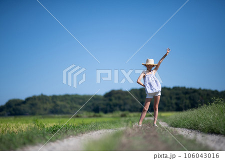 田んぼ道で遊ぶ子供 田んぼ道で遊ぶ子供 106043016