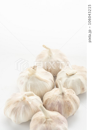 garlic placed on a white background. garlic placed on a white background. 106043215