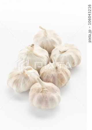 garlic placed on a white background. garlic placed on a white background. 106043216