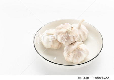 garlic placed on a white background. garlic placed on a white background. 106043221