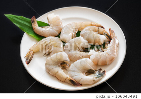 黒い背景のバナメイエビ 106043491