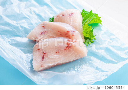 脂がのったメカジキの切り身 脂がのったメカジキの切り身 106043534