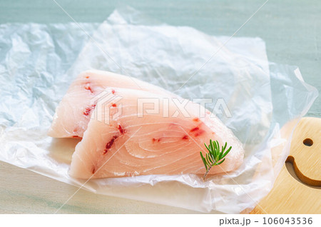 脂がのったメカジキの切り身 106043536