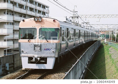 富士見ヶ丘へ向けて快走する京王井の頭線の3000系 106044849