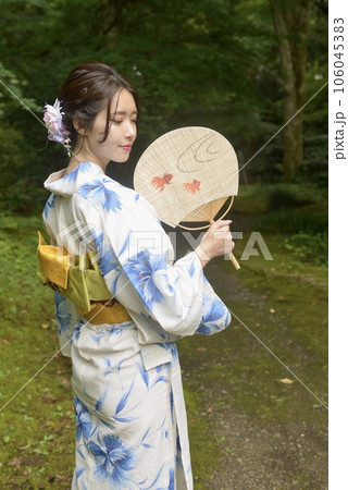 初夏の森林を背景に若く美しい浴衣姿の女性ポートレート 106045383