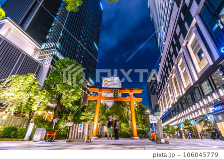 日本の東京都市景観 日本橋室町・ビルの谷間の福徳神社などを望む 日本の東京都市景観 日本橋室町・ビルの谷間の福徳神社などを望む 106045779