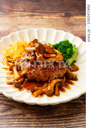 キノコの和風煮込みハンバーグ バター醤油ソース キノコの和風煮込みハンバーグ バター醤油ソース 106045966