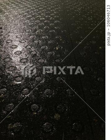 雨の夜の舗装路　坂道 106046713