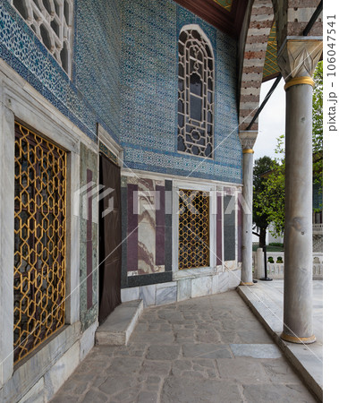 Baghdad Kiosk, at the Fourth Courtyard of Topkapi Palace, decorated with floral blue mosaic tiles, Istanbul, Turkey 106047541