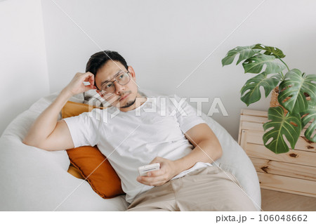 Funny face of man feeling bad and sad of the outcome in the smartphone. 106048662