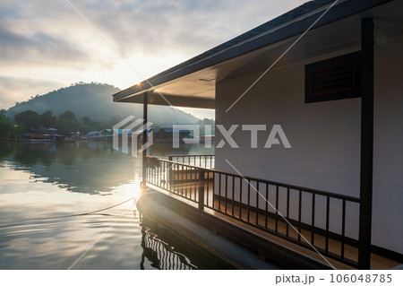 float homestay resort with over lake at sunrise in Srinakarin dam 106048785