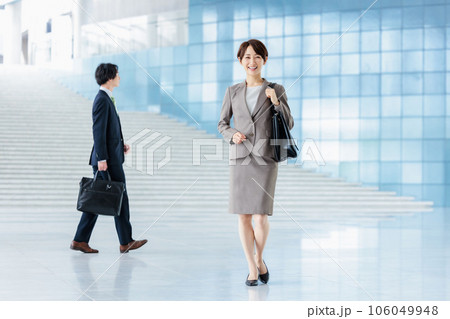 企業のロビーに立つビジネスパーソン 106049948