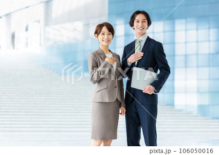 企業のロビーに立つビジネスパーソン 企業のロビーに立つビジネスパーソン 106050016