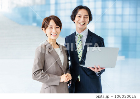 ノートパソコンを見ながら打ち合わせをするビジネスパーソン ノートパソコンを見ながら打ち合わせをするビジネスパーソン 106050018