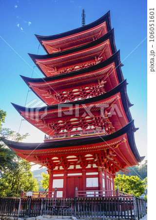 青空にそびえ立つ朱色の五重塔の写真素材 [106051601] - PIXTA