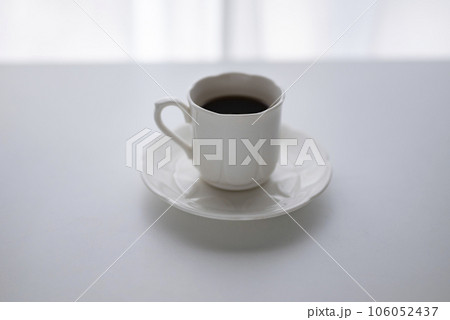 白いカップに入ったコーヒー 白いカップに入ったコーヒー 106052437