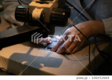 化石クリーニング作業 化石クリーニング作業 106052669