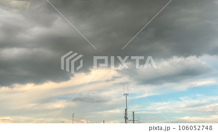 雲の隙間から見える空 雲の隙間から見える空 106052748