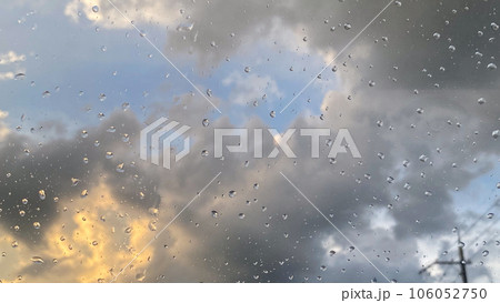 雲の隙間から見える空 雲の隙間から見える空 106052750