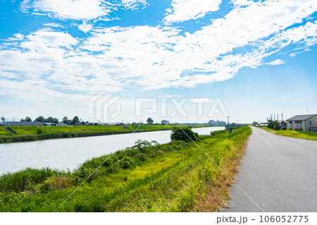 夏の青空と梯川の堤防｜堤防イメージ｜堤防道路イメージ｜土手イメージ｜石川県小松市 106052775