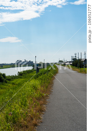 夏の青空と梯川の堤防｜堤防イメージ｜堤防道路イメージ｜土手イメージ｜石川県小松市 106052777