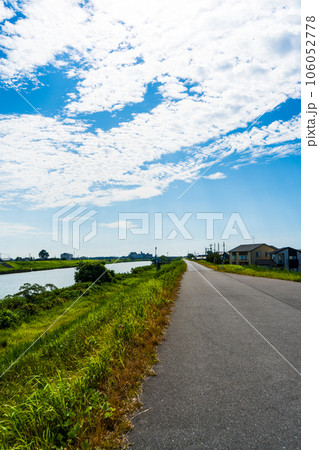 夏の青空と梯川の堤防|堤防イメージ|堤防道路イメージ|土手イメージ|石川県小松市 夏の青空と梯川の堤防|堤防イメージ|堤防道路イメージ|土手イメージ|石川県小松市 106052778